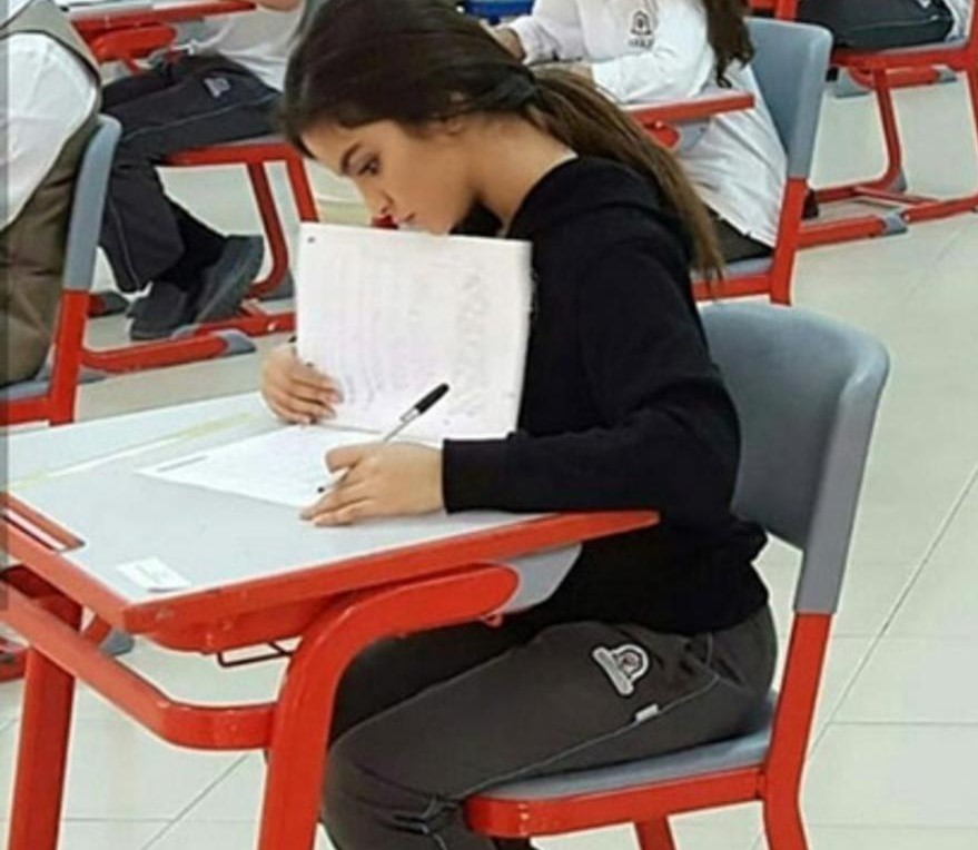 صورة مسربة لحلا الترك داخل قاعة الامتحانات