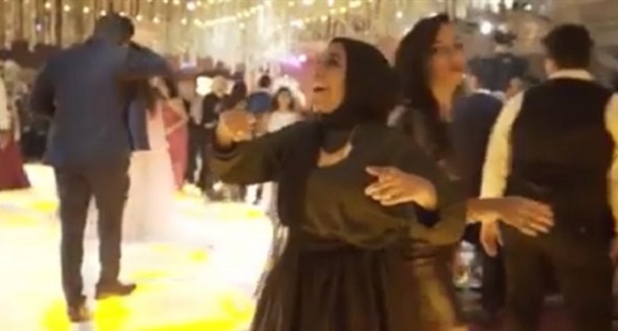 فتاة مصرية تشعل حفل زفاف