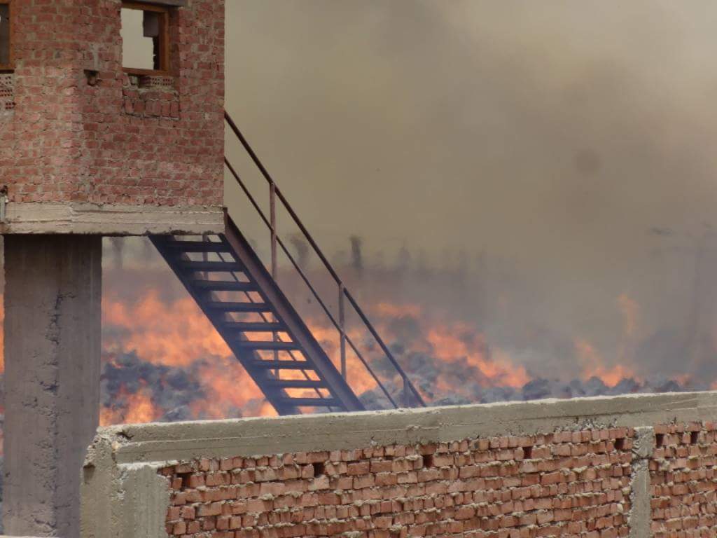 اللقطات الأولى لحريق مصنع كوم أمبو الهائل