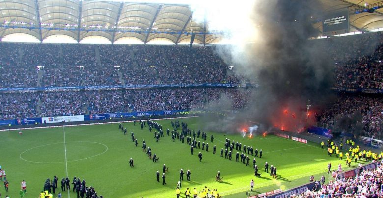 جماهير هامبورج تشعل النيران في الملعب بعد الهبوط