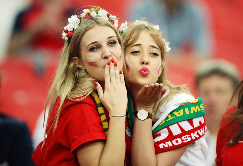 مشجعات كأس العالم في منافسة جمالية