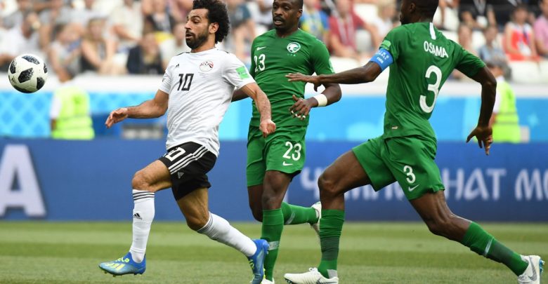 لاعب المنتخب السعودي يداعب محمد صلاح