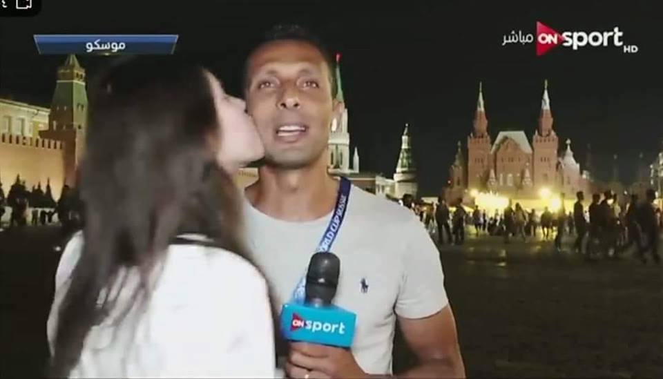 قبلة مشجعة روسية تضع نجل فاروق جعفر