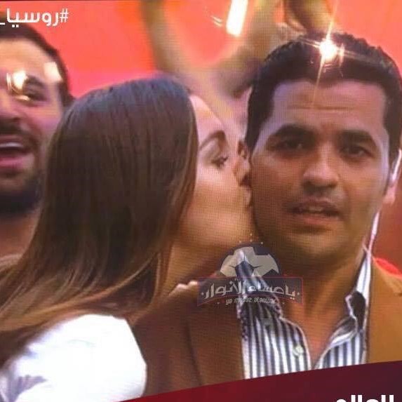 قبلة مشجعة روسية لمذيع التلفزيون المصري