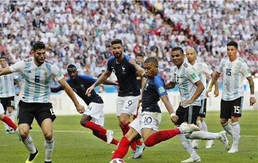 لقطات من تأهل فرنسا على حساب راقصي التانجو