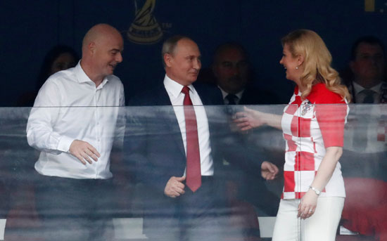 رئيسة كرواتيا تعانق بوتين وماكرون