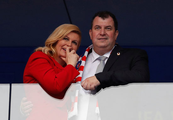 رئيسة كرواتيا تعانق بوتين وماكرون