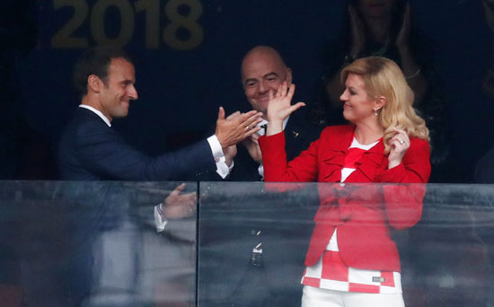 قبلة رئيسة كرواتيا ورئيس فرنسا