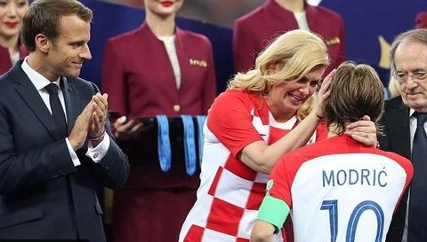 مشهد بكاء رئيسة كرواتيا ومعانقتها لمودريتش