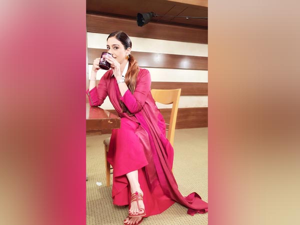 شاهد| إطلالة كلاسيكية متميزة للفنانة الهندية الشهيرة تابو | لقطات