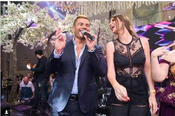وصلة رقص عمرو دياب مع فنانة شهيرة ترتدي فستان شفاف