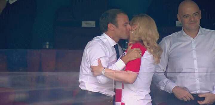 قبلة رئيسة كرواتيا ورئيس فرنسا