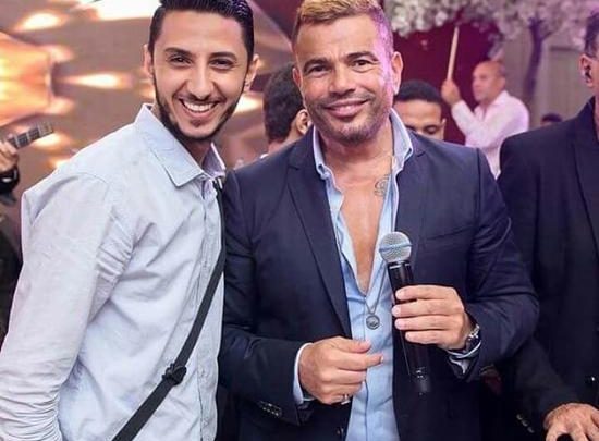 وصلة رقص عمرو دياب مع مذيعة شهيرة ترتدي فستان شفاف