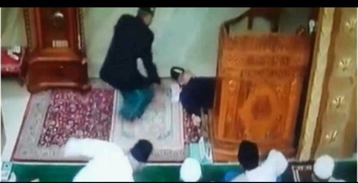 لحظة وفاة إمام مسجد اثناء إلقاءه خطبة الجمعة