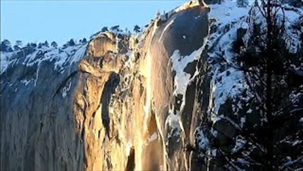بالفيديو..شلالات من الحمم البركانية في ولاية كاليفورنيا