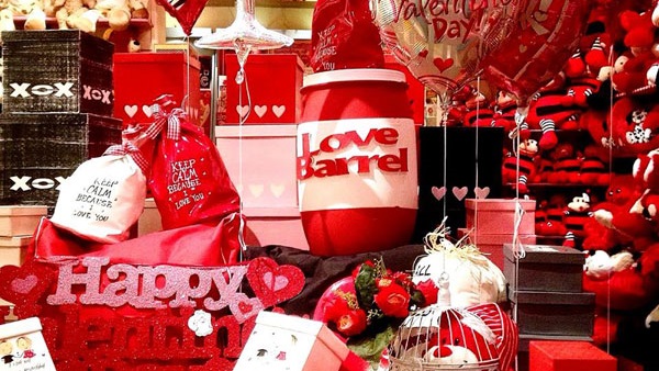 كيف تختارين هدية الرجل في" عيد الحب"