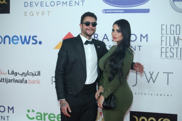أحمد الفيشاوي ينشر صورة جديدة بصحبة زوجته