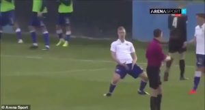 لاعب يحتفل على طريقة سيميوني