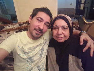 محمد بركات مع والدته