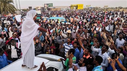 ترتدي ثوبها الأبيض كحمامة سلام ..تعرف على كنداكة السودان التي حركت النساء للتظاهر