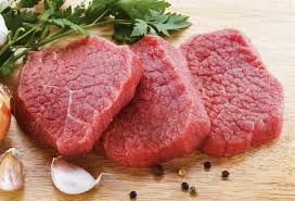 اللحوم الحمراء من الأطعمة التي تتوافر في كافة البيوت، ويجب على كل ربة منزل معرفة الطريق الصحيحة التي يراعي تخزين تلك الأنوع من اللحوم بها،