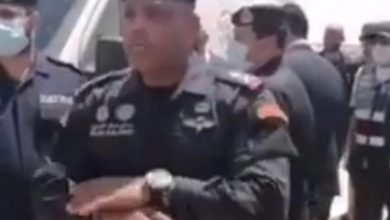 صورة فيديو مسرب لضابط كويتي يعنف مصريين عالقين في الصحراء (شاهد)