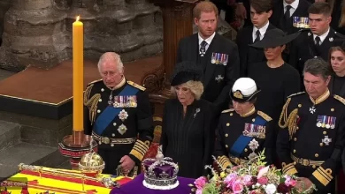 صورة لماذا كسر الملك تشارلز عصاة والدته الملكة إليزابيث فوق رأسها خلال مراسم الوداع؟