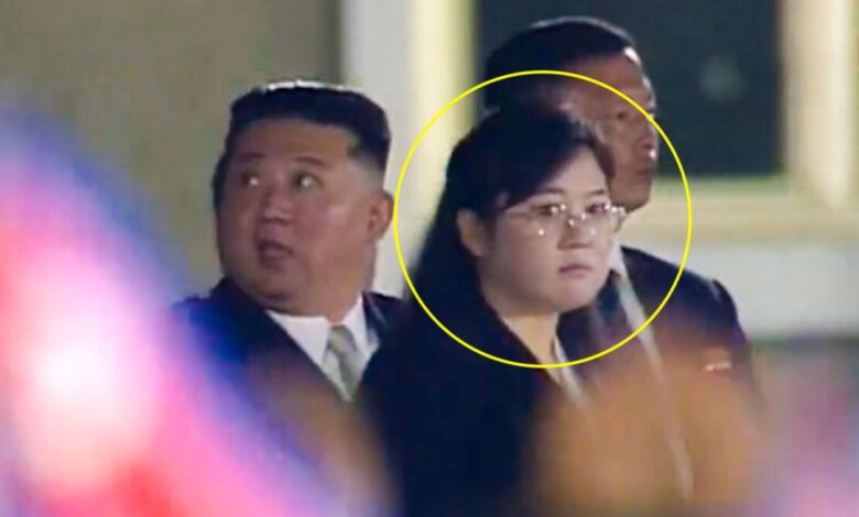 المرأة اللغز مع زعيم كوريا الشمالية
