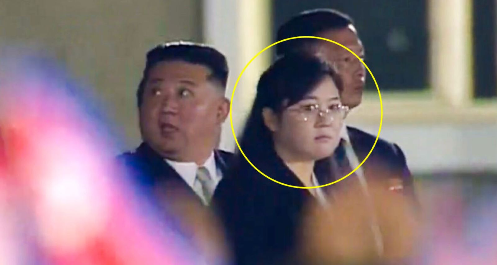 المرأة اللغز مع زعيم كوريا الشمالية