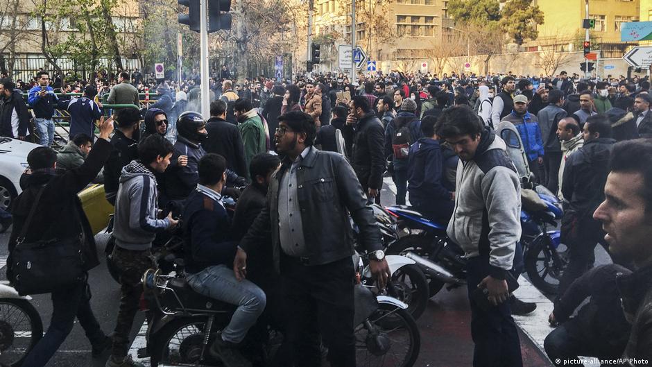 المتظاهرين في مواجهة المسيرات في إيران