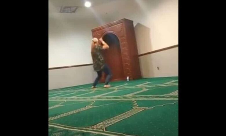 فتاة تحول المسجد إلى ساحة رقص