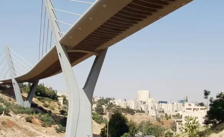 شاب أردني يحاول إنهاء حياته بالقفز من فوق جسر الشعب