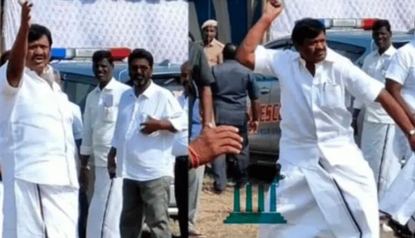 وزير هندي يقذف العاملين وأعضاء حزبه بالحجارة