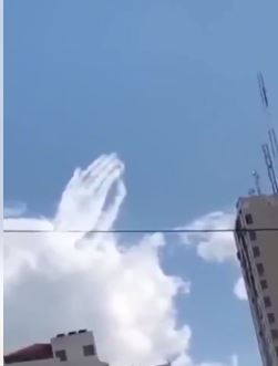 اليد المتضرعة التي ظهرت في السماء