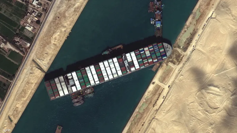 جنوح سفينة حاويات عملاقة بقناة السويس