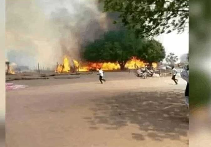 النيران تلتهم قرية كاملة في السودان