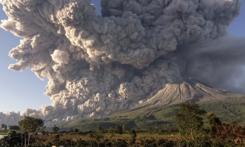130بركان في أندونيسيا تنفث دخانه