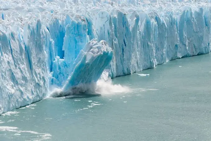 ذوبان الصفائح الجليدية في القطبين