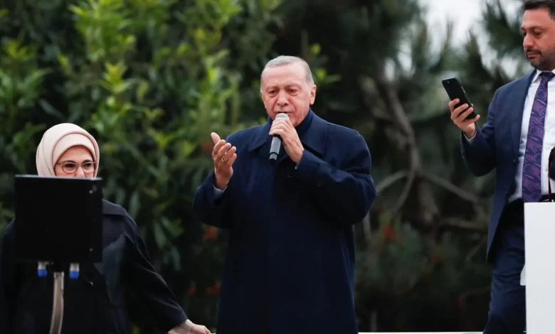 أردوغان يحتفل مع أنصاره بعد فوزه في الانتخابات