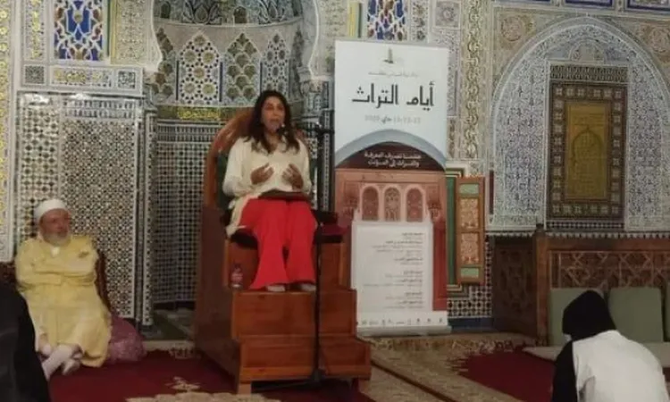 امرأة تثير الغضب بعد أن اعتلت منبر المسجد بدون حجاب