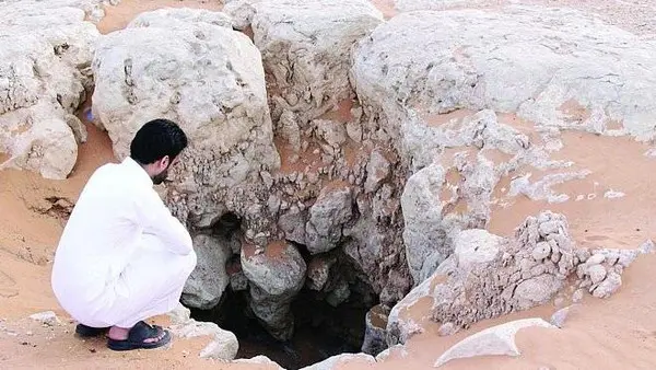 سر سليمان يظهر في قلب صحراء السعودية