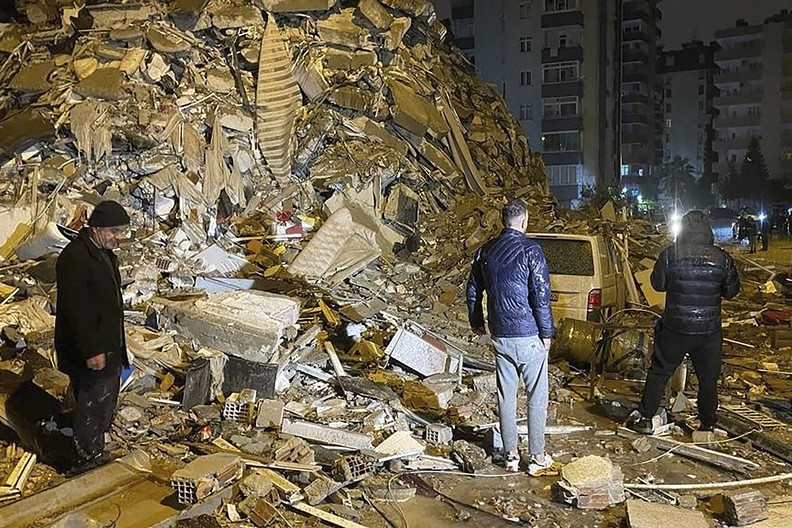 زلزال ضخم يضرب حدود دولة عربية