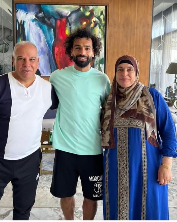 محمد صلاح يفاجئ الجميع بنشر صورة له برفقة والديه