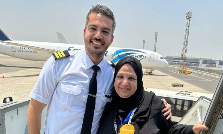 أول تعليق من الطيار المصري الذي فاجئ والدته داخل طائرة الحج