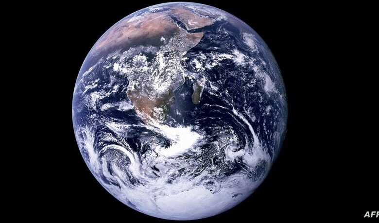 محور دوران كوكب الأرض يتجه إلى الشرق