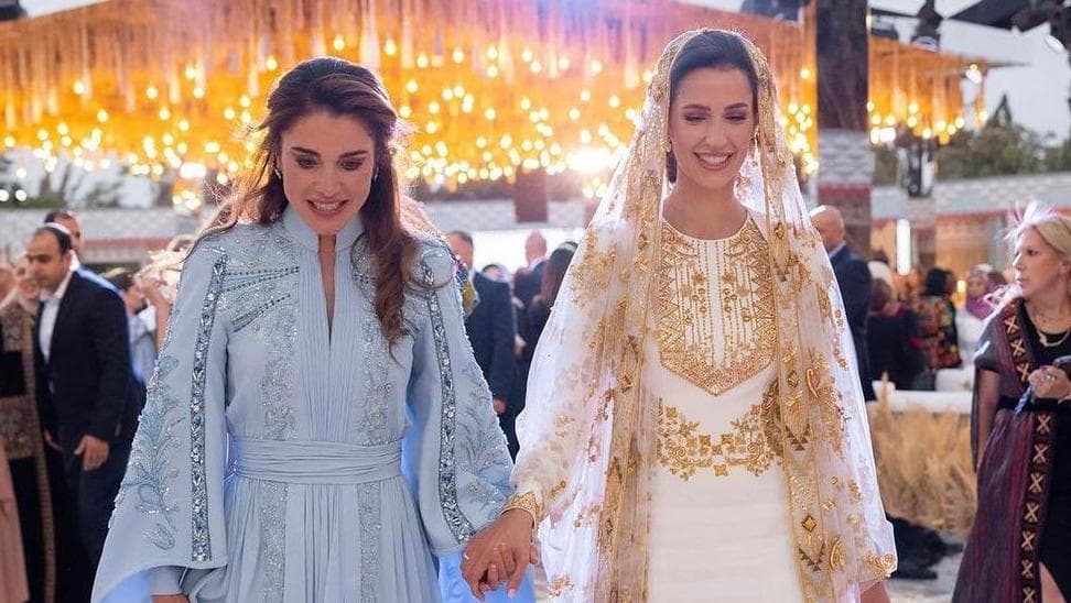 الملكة رانيا وعروسة ابنها يعيدوا على الأردنيين
