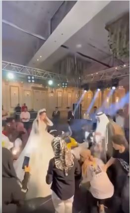 فيديو يثير الجدل لفرح فتاة مصرية بسبب ما فعله العريس