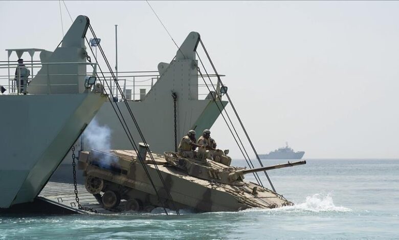 مصر تلقي دباباتها بقاع البحر الأحمر