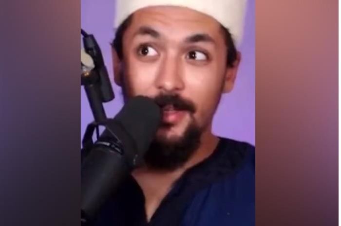 شيخ مغربي يواجه الزلزال بابتسامة