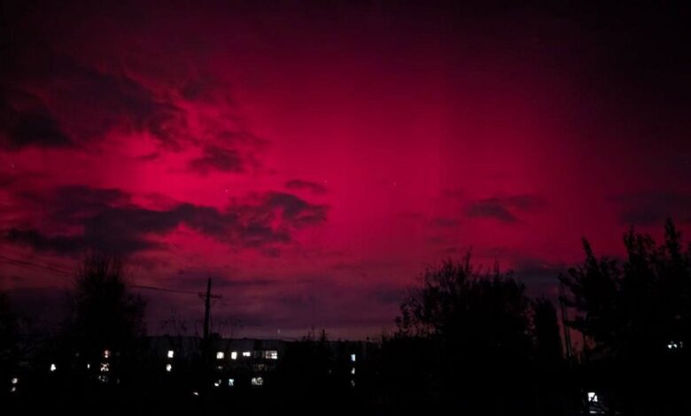 ظهور توهجات حمراء ضخمة ونادرة في سماء أوروبا